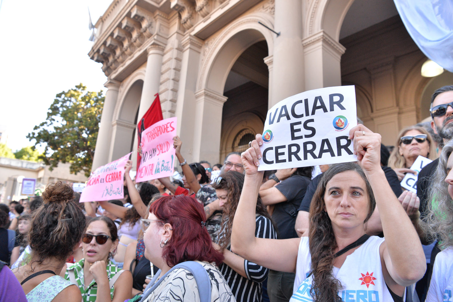 Abrazo contra el vaciamiento