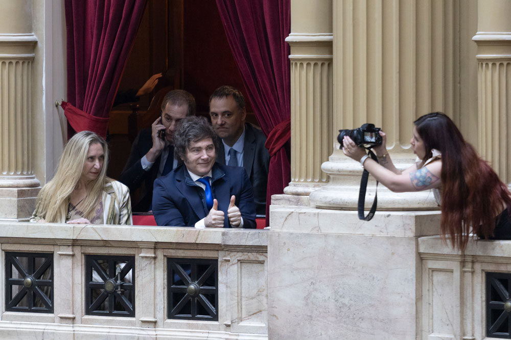 Decretos, espionaje y tarifazos