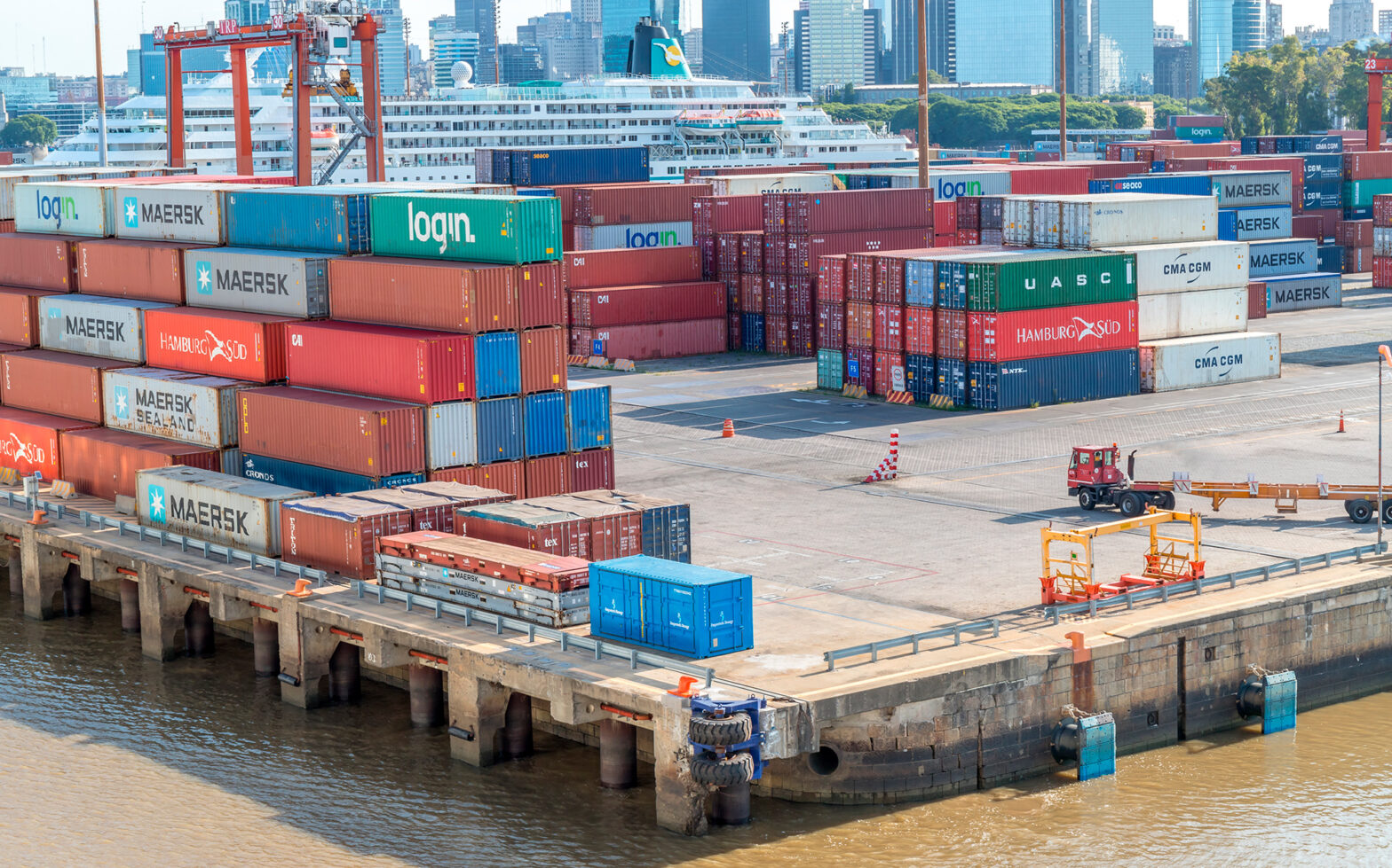 El modelo se muerde la cola