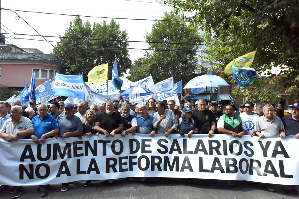 De espaldas al pueblo