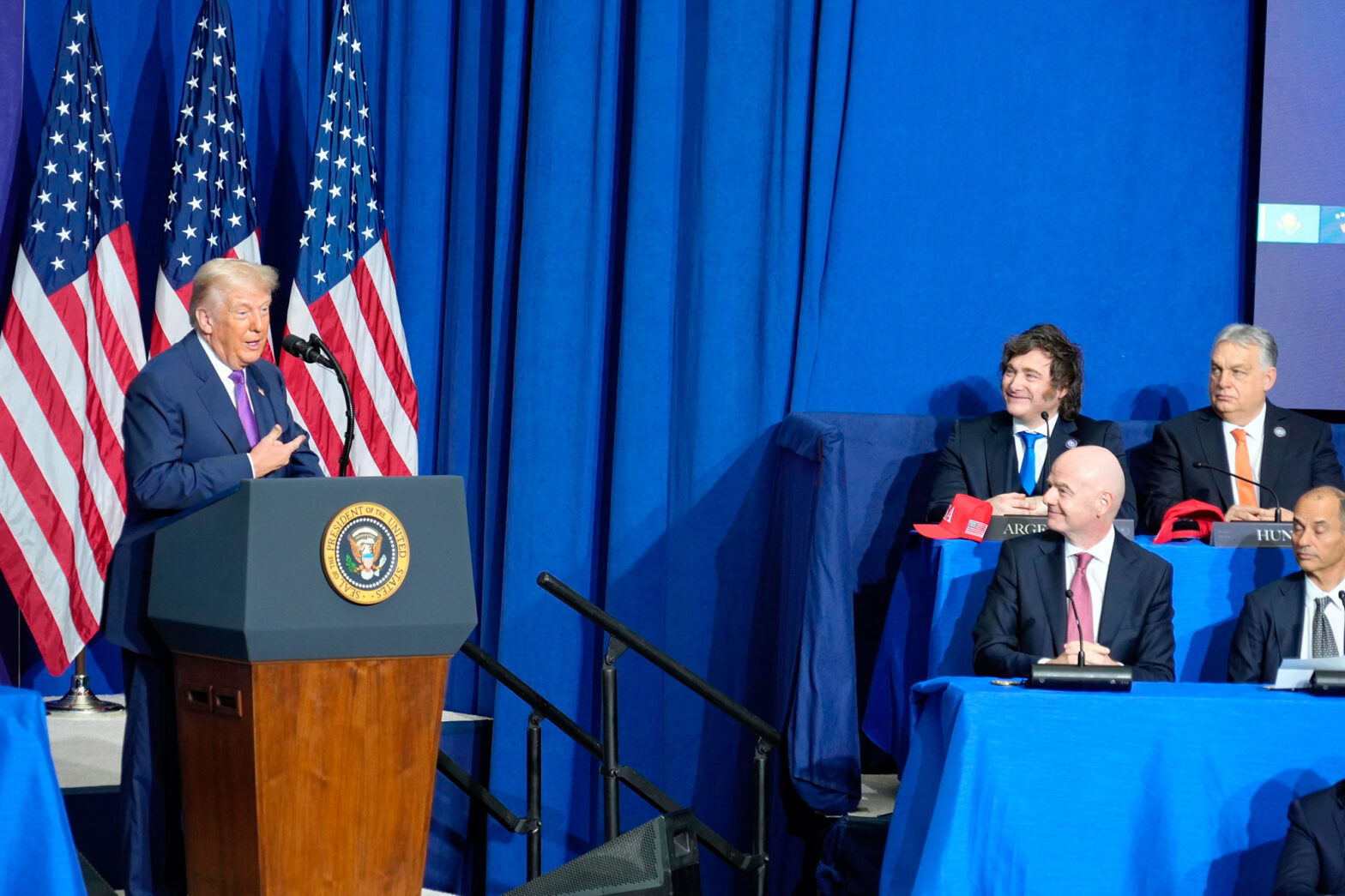 El país y la máscara