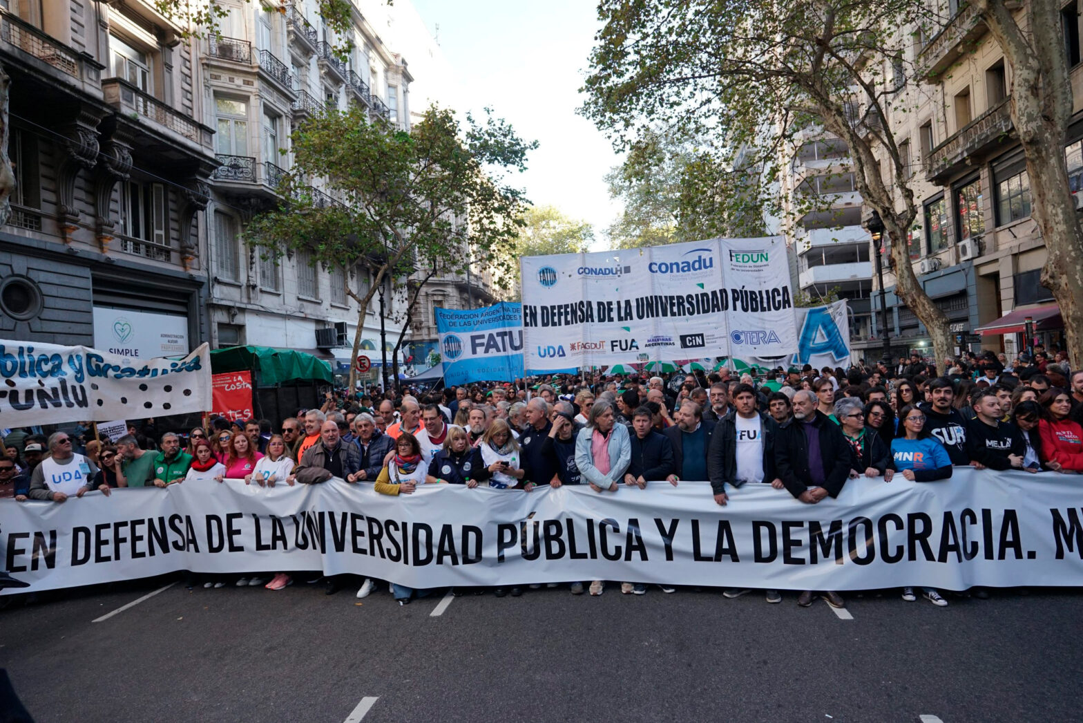 Masivo reclamo: «cumplan la ley»