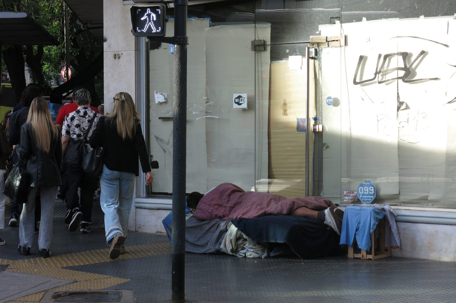 La calle, las cifras y el relato oficial