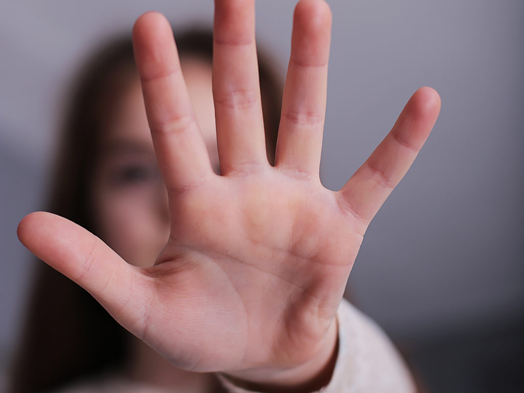 Imágenes falsas, violencia real: género e IA en las aulas